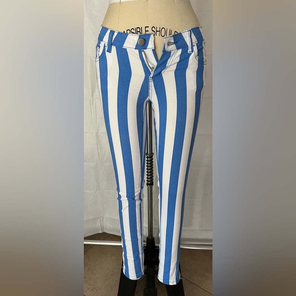 Forever 21. Women’s size 25. Sky blue and white striped stretch jean.